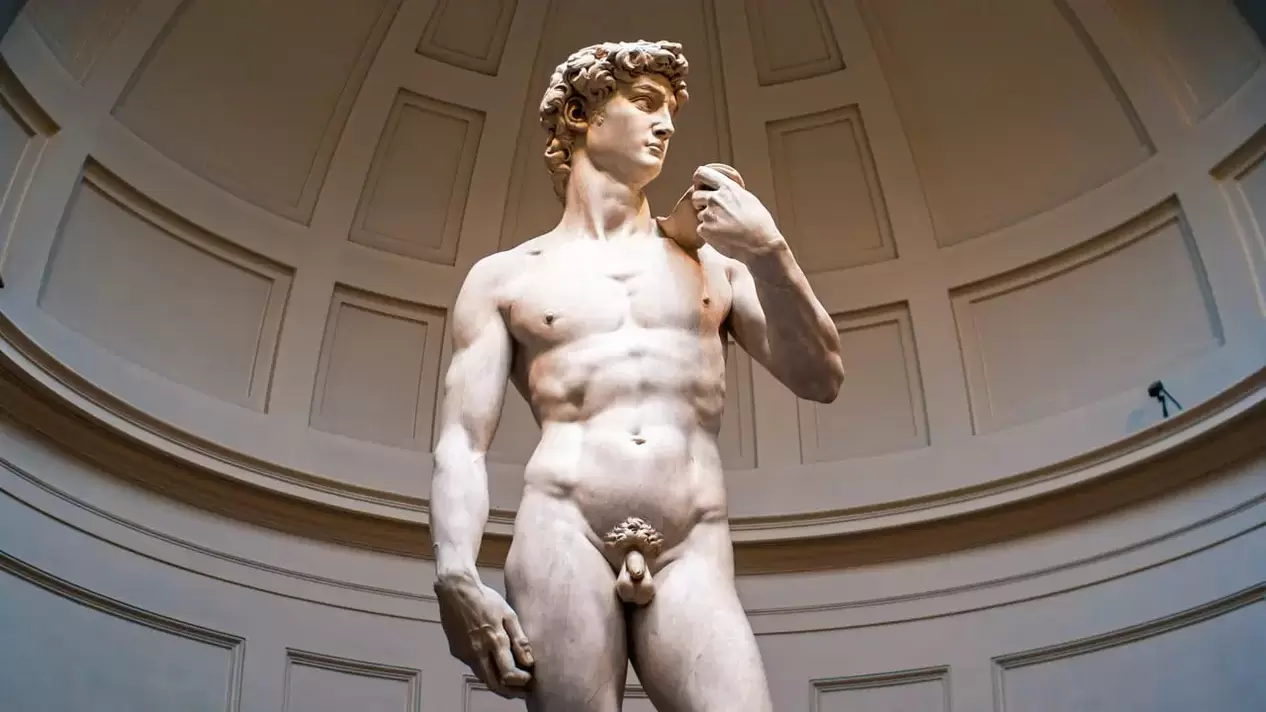 güzel penisli bir adamın heykeli