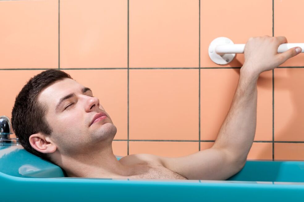 bir adam penisini büyütmek için karbonatla banyo yapıyor